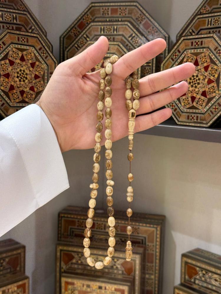مسبحة يسر طبيعي وردي بيض حمام - حجر السلطان ولك من الاسم نصيب