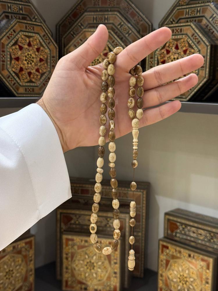 مسبحة يسر طبيعي وردي بيض حمام - حجر السلطان ولك من الاسم نصيب