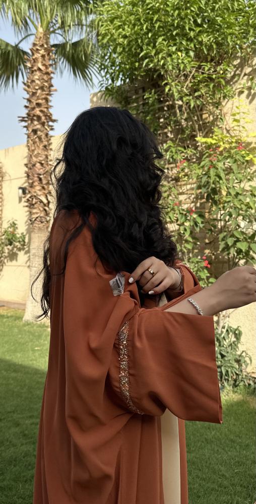 عباية لون برتقالي بأكمام واسعه