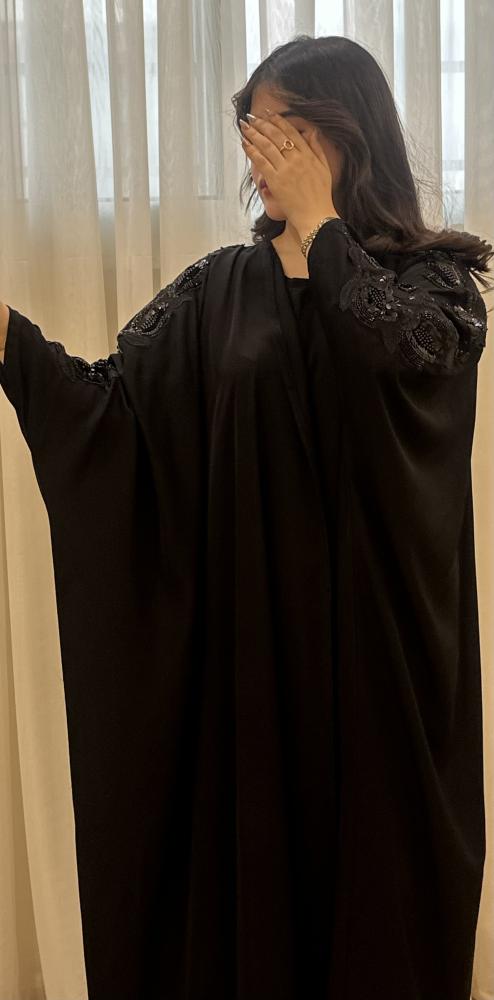 عباية بشت لون اسود بتطريز على الأكمام