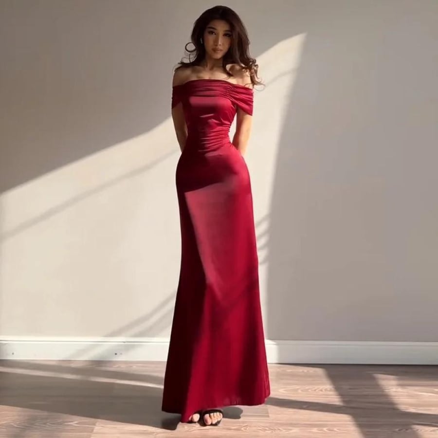 فستان بطابع عربي فاخر بتصميم طويل للمناسبات