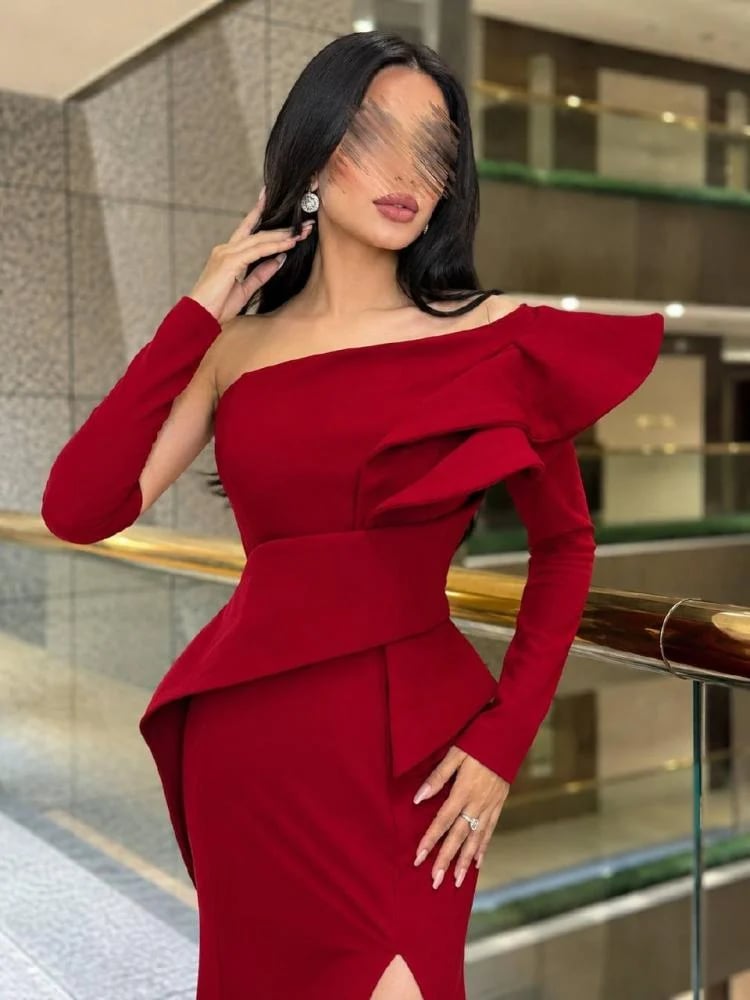 فستان سهرة أحمر فاخر بتصميم كتف واحد