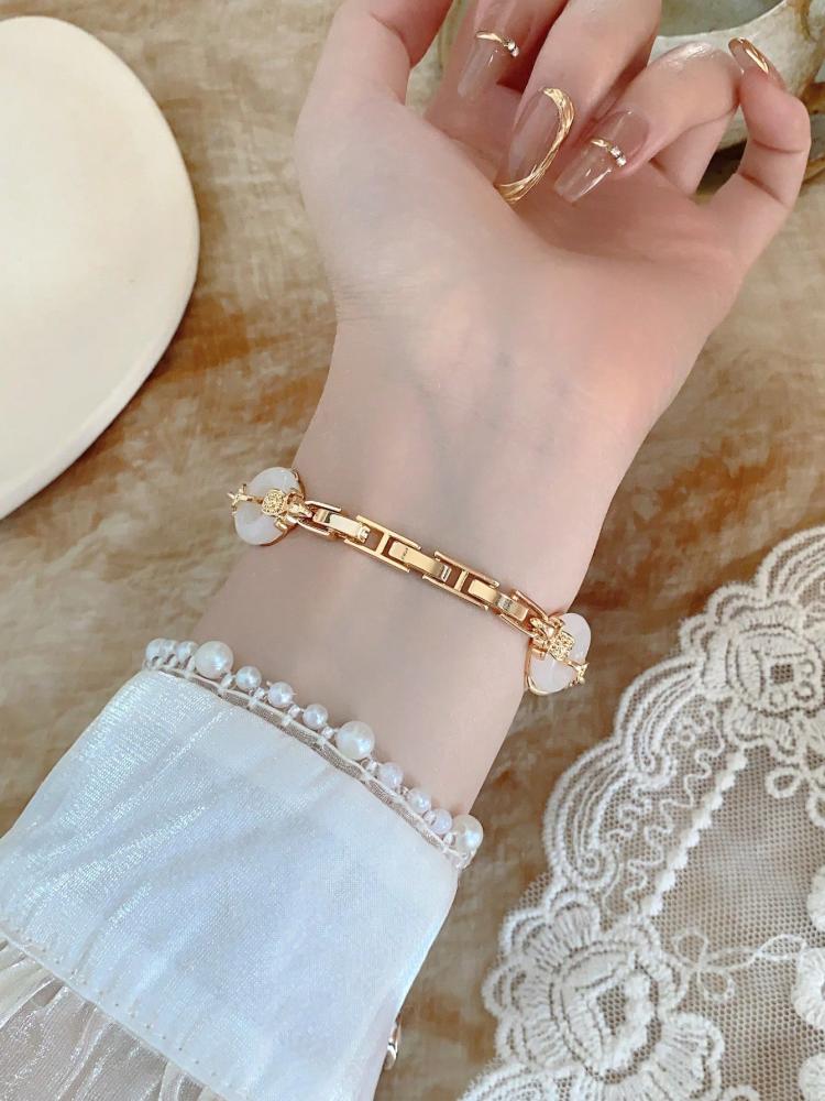 ساعات مربعة نسائية