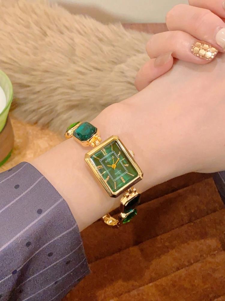 ساعات مربعة نسائية