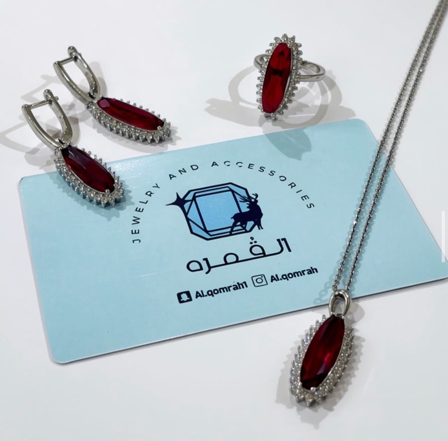قلادة الجوهرة الحمراء
