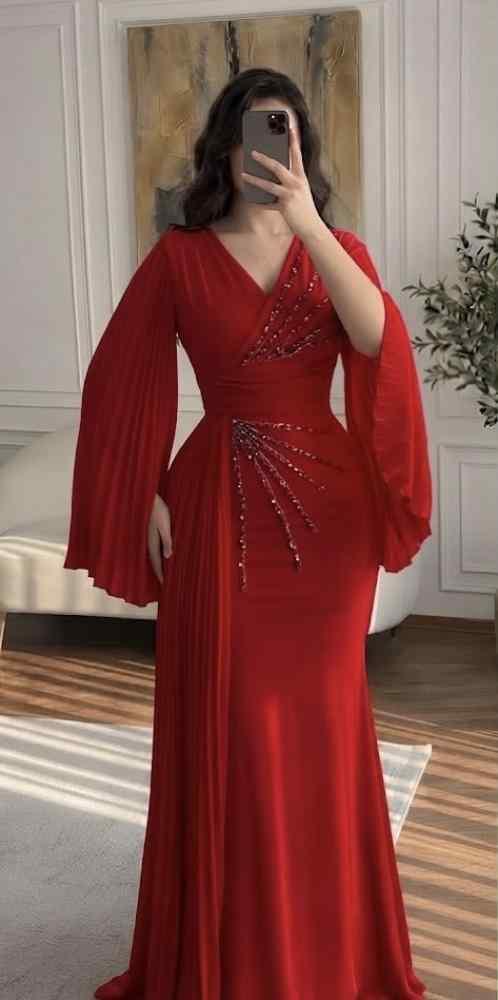 فستان سهرة أحمر فخم بتصميم أنيق يتميز بأكمام شيفون واسعة