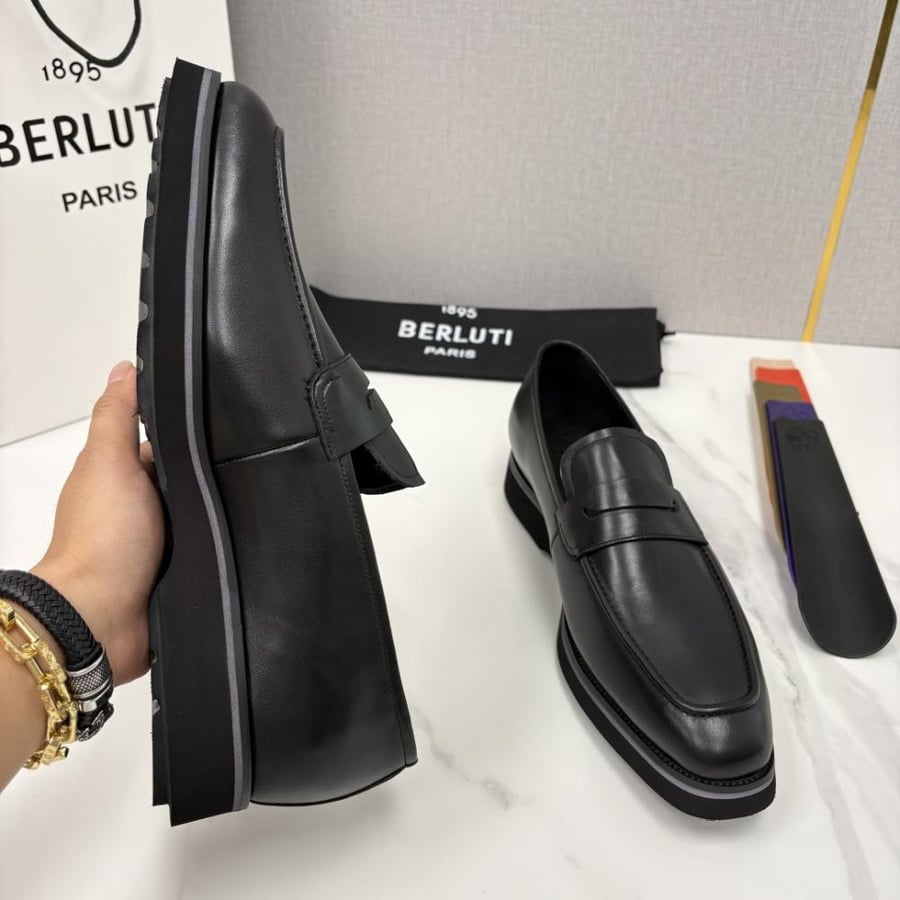 حذاء رجالي ماركة berluti