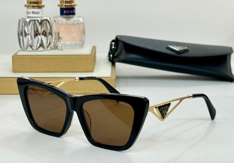 نظاره ماركة Prada