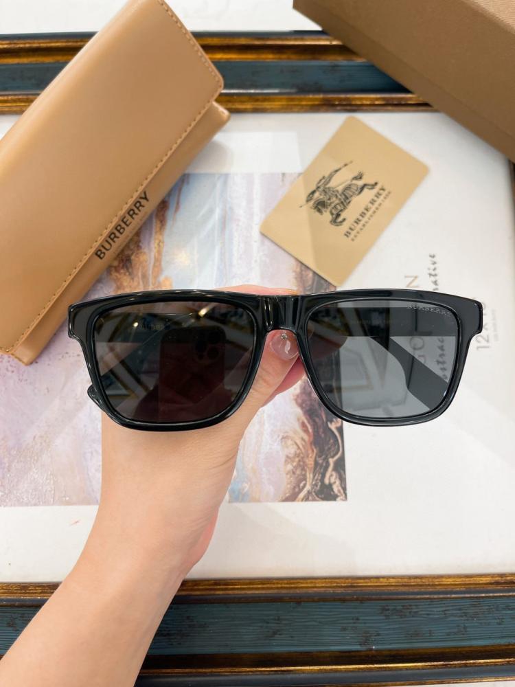 نظاره ماركة ‏Burberry