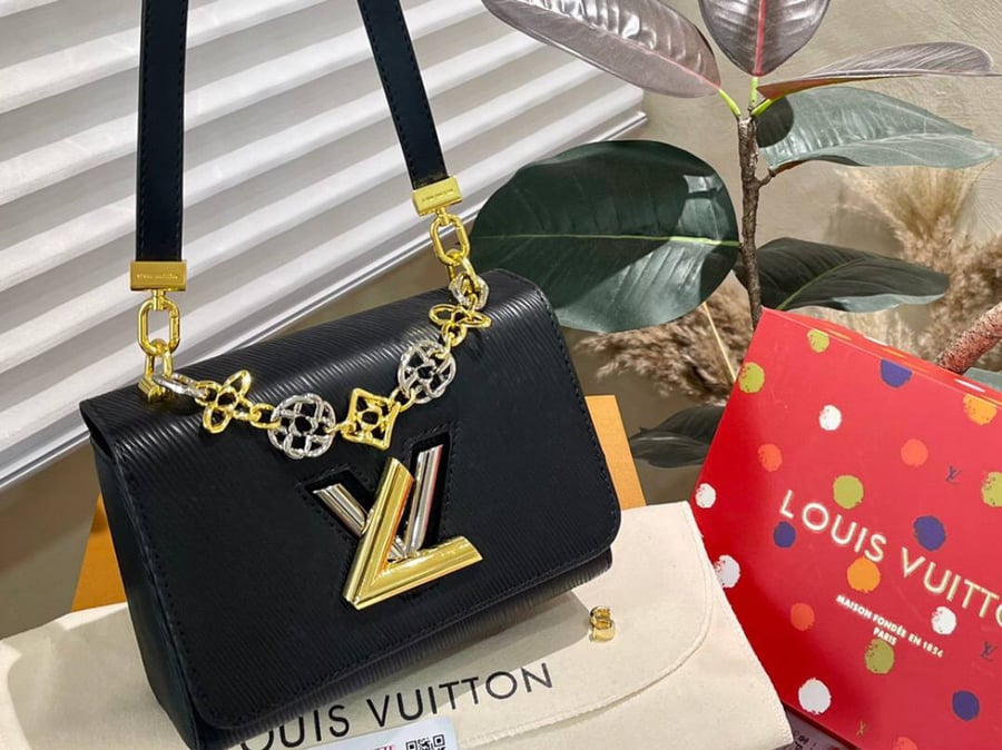 شنطة نسائية ماركة LV