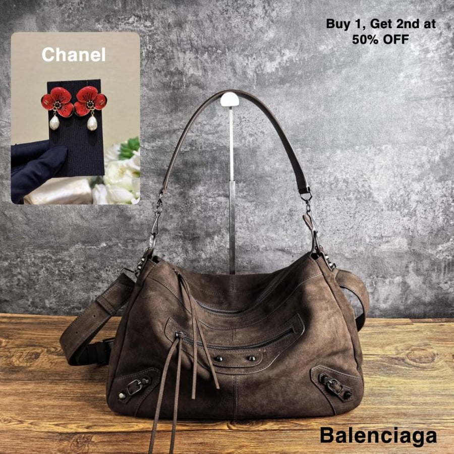 شنطة ‏Balenciaga + حلق Chanel