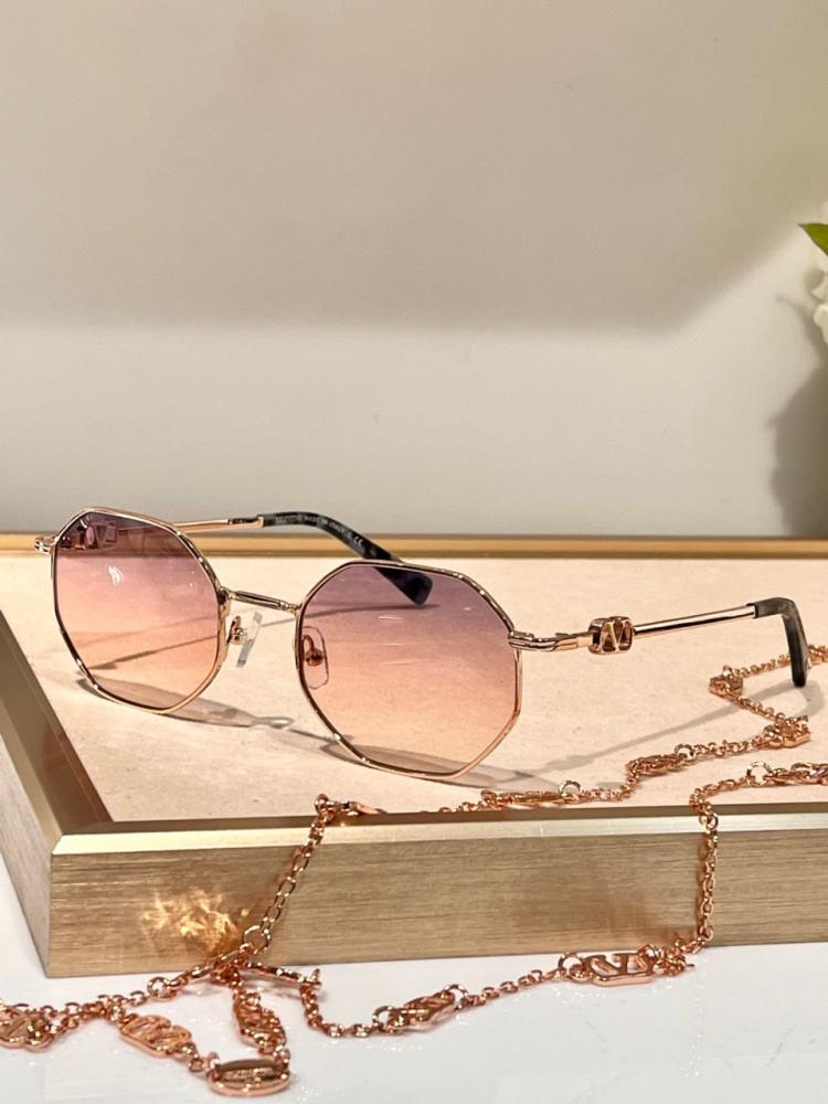 نظاره ماركة ‏Valentino