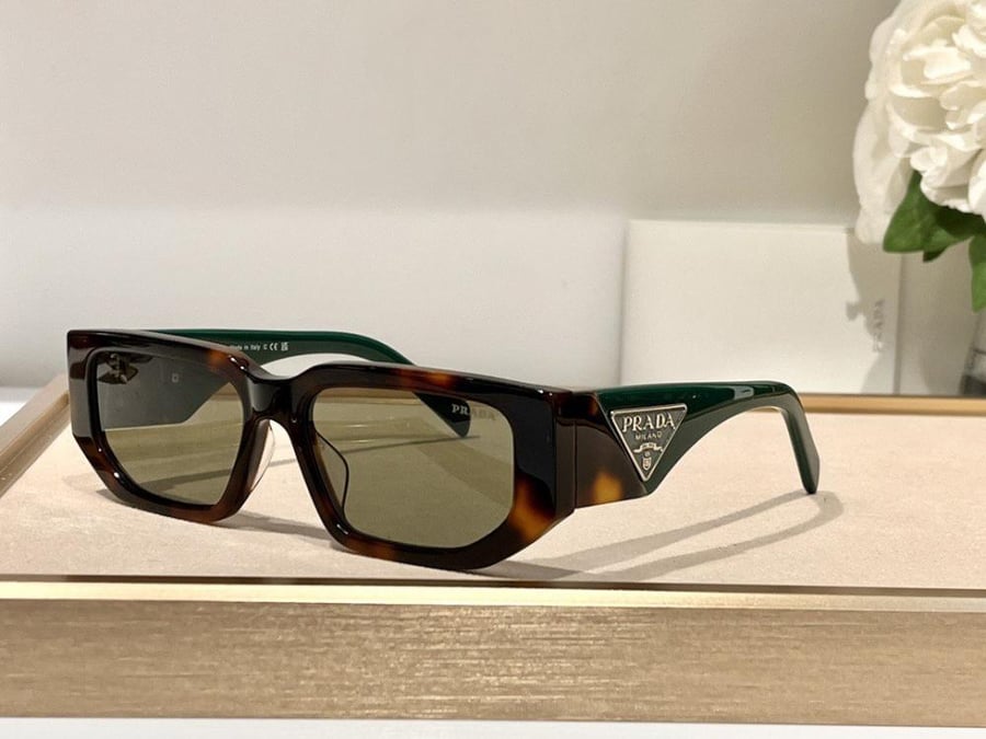 نظاره ماركة ‏Prada