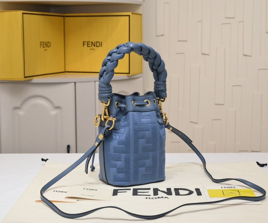 شنطة نسائية ماركة Fendi