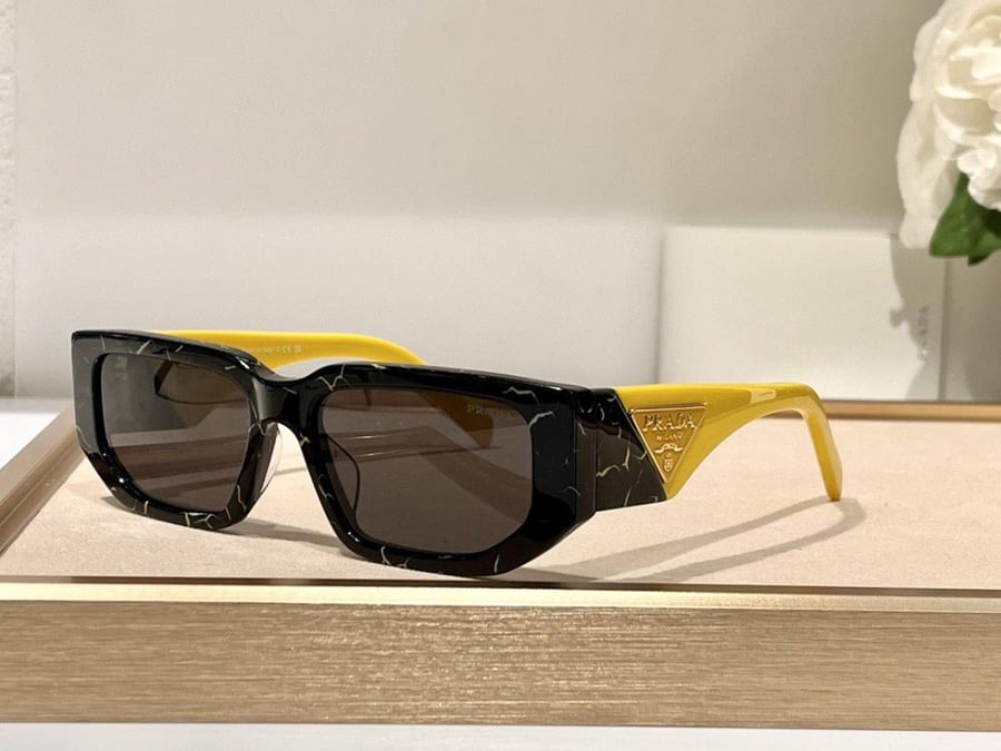 نظاره ماركة ‏Prada