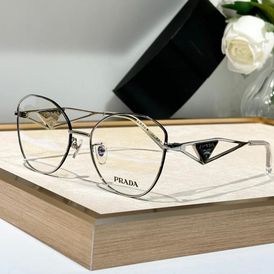 نظاره ماركة ‏Prada