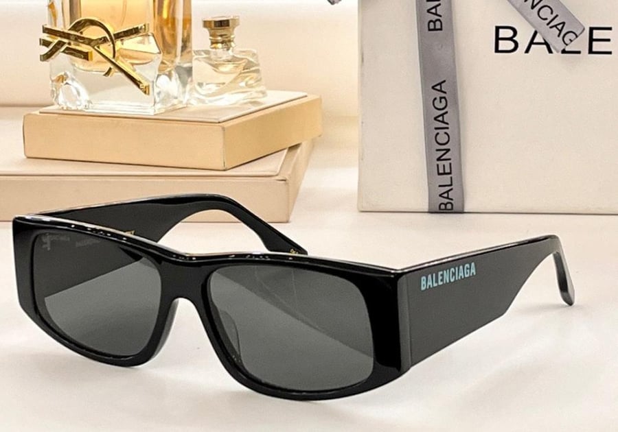 نظاره ماركة ‏Balenciaga