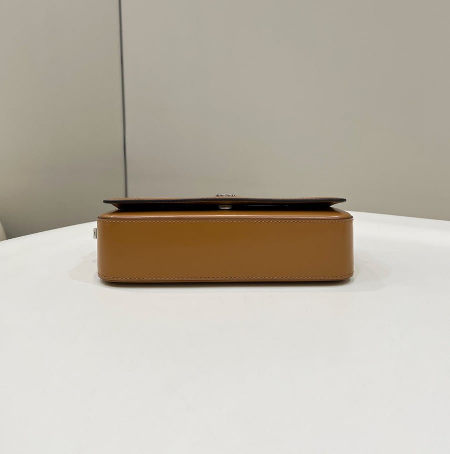 شنطة نسائية ماركه Fendi
