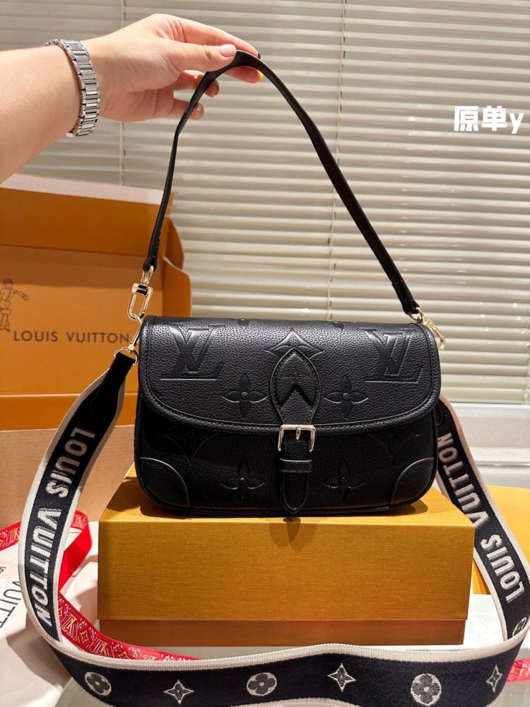 شنطة نسائية ماركة LV