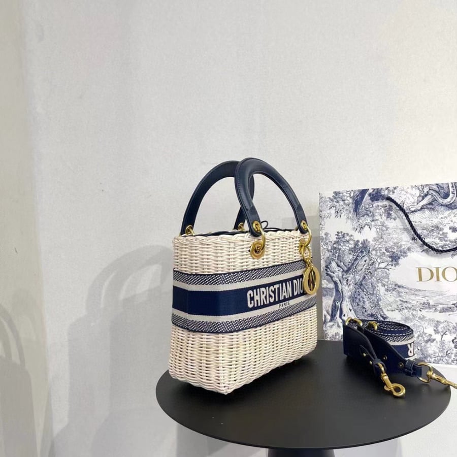 شنطة نسائية ماركة Dior