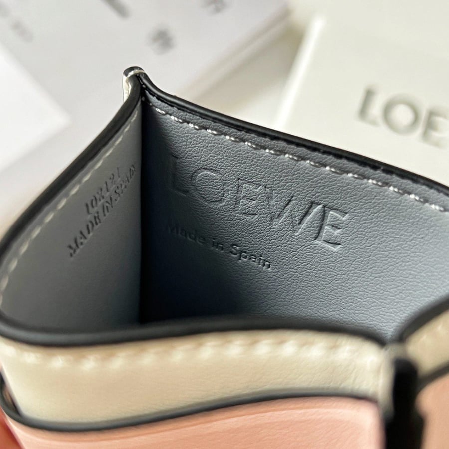 كارد ماركة LOEWE