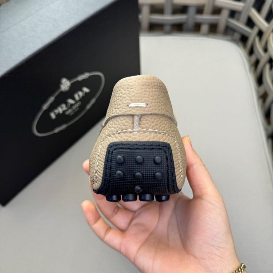 حذاء رجالي ماركة Prada