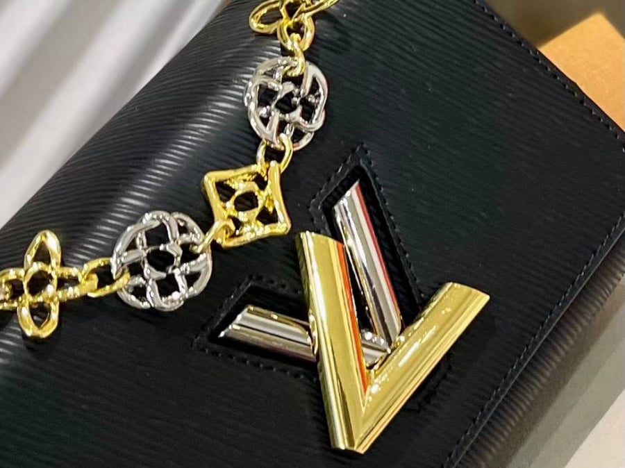 شنطة نسائية ماركة LV