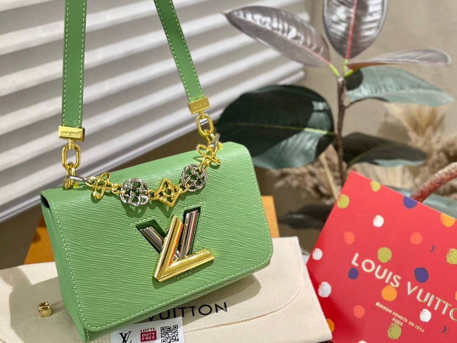 شنطة نسائية ماركة LV