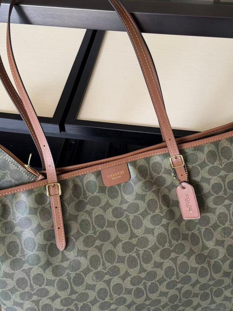 شنطة Coach + قبعة ووشاح Gucci