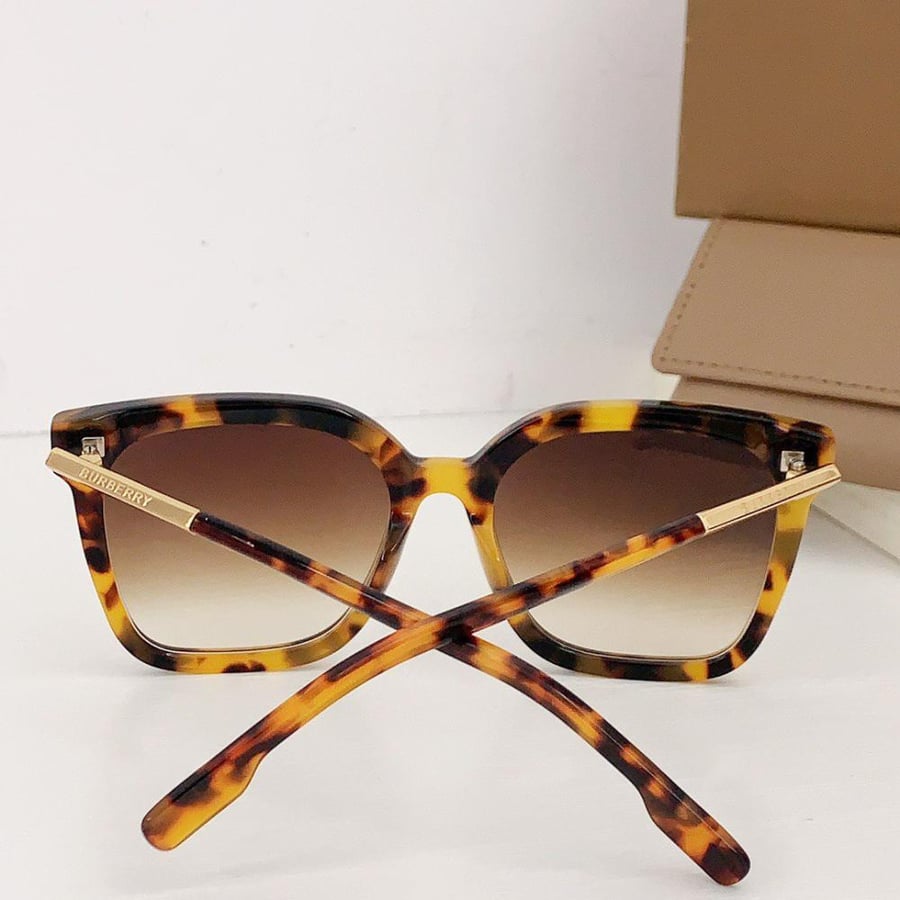نظاره ماركة ‏Burberry