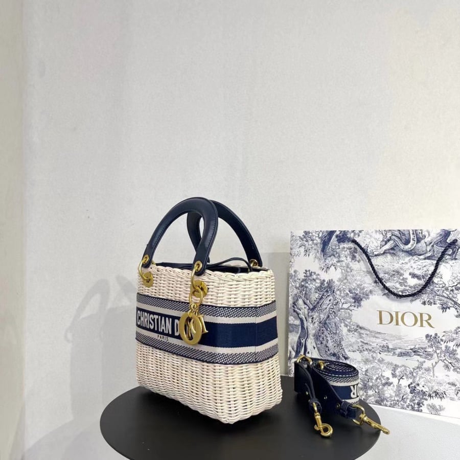 شنطة نسائية ماركة Dior