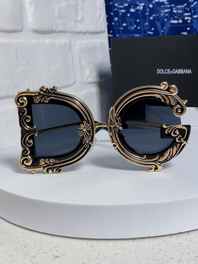 بنطال Chanel + نظارة D&G