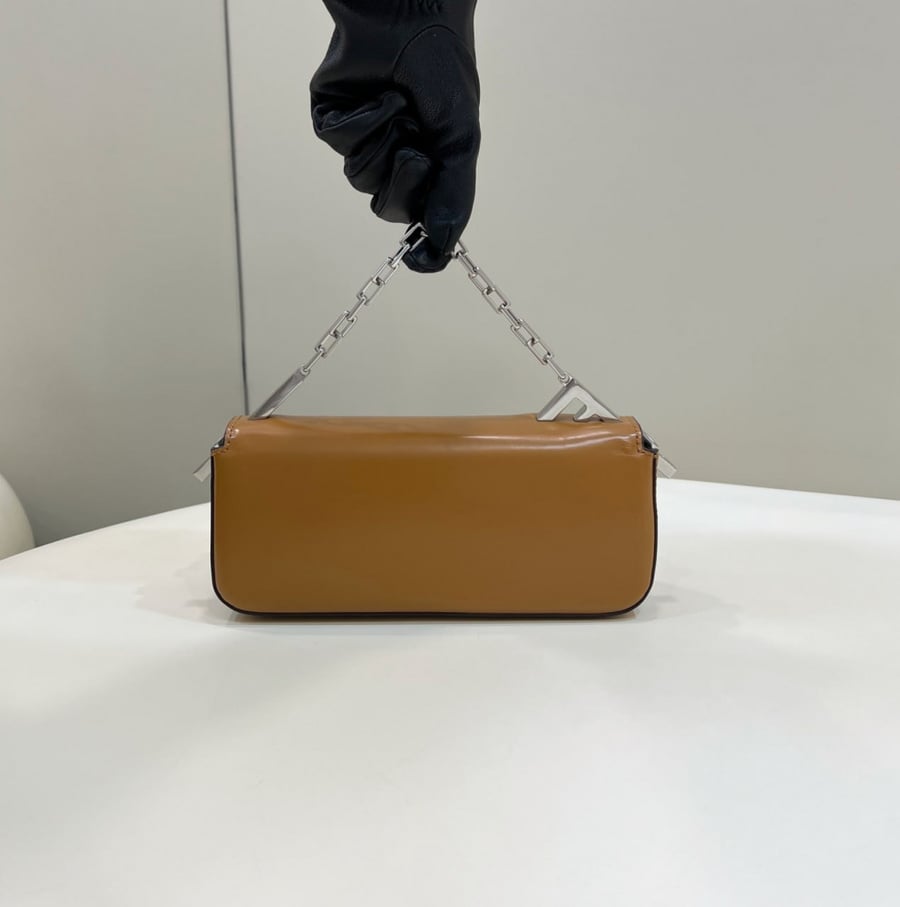 شنطة نسائية ماركه Fendi