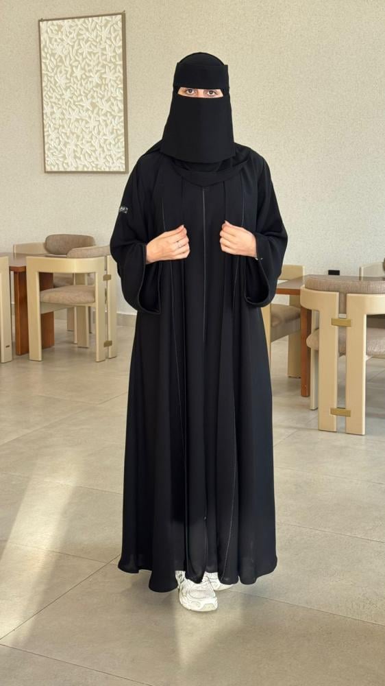عباية بتطريز اسود
