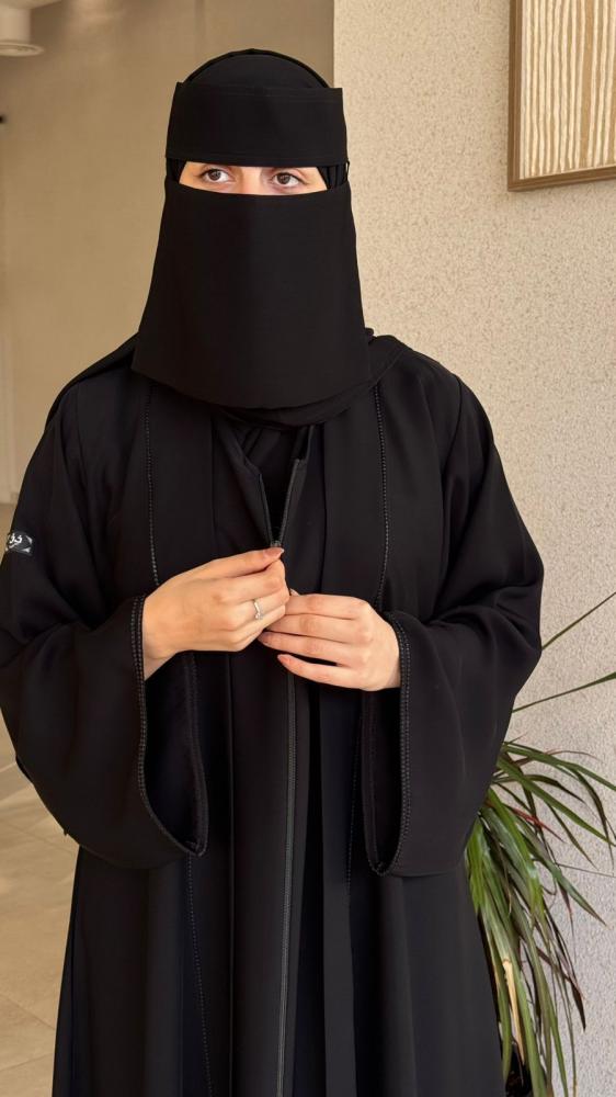 عباية بتطريز اسود