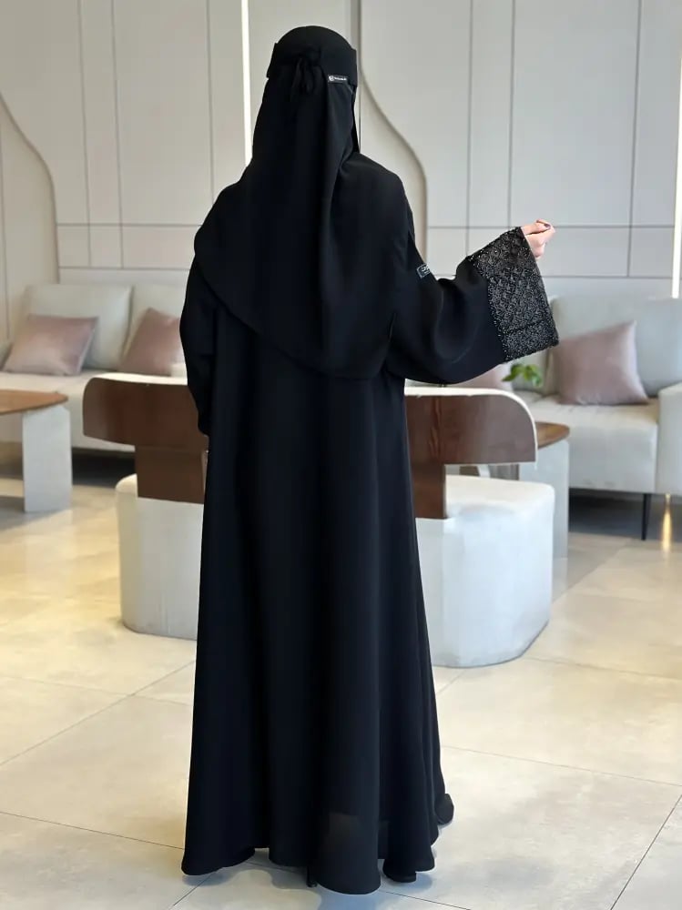 عباية نسائية سوداء