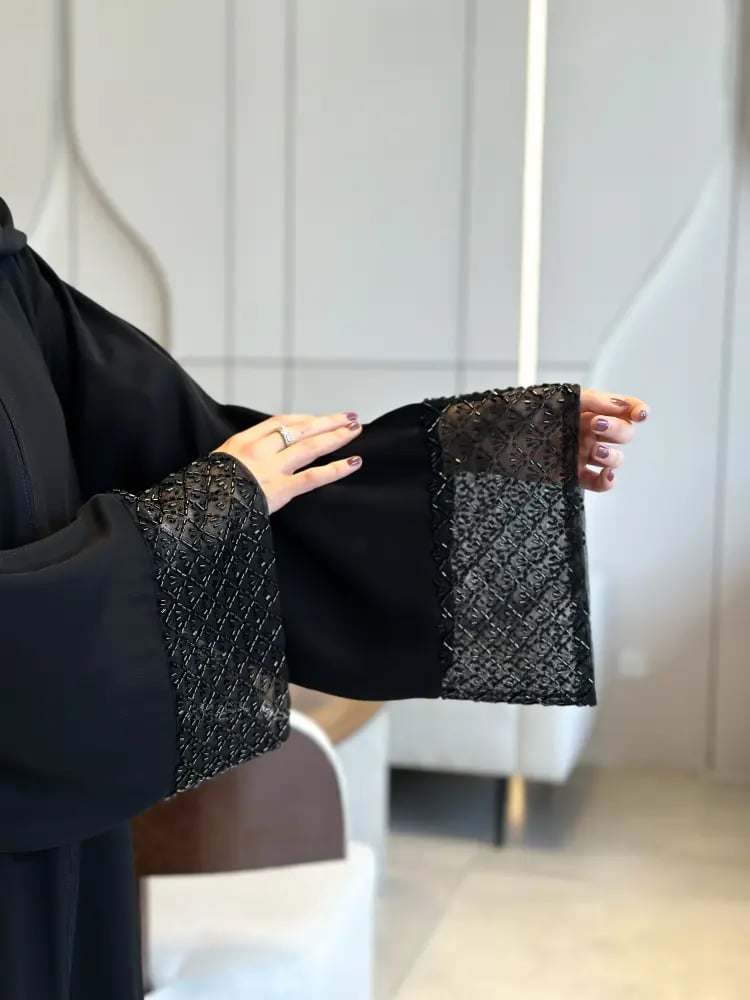 عباية نسائية سوداء