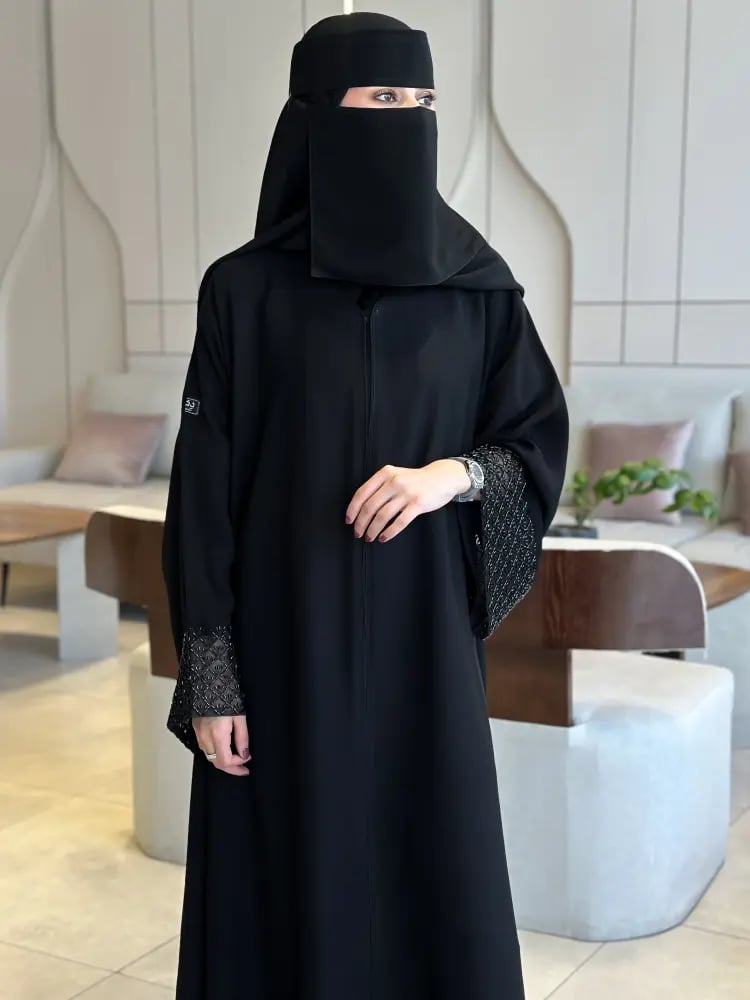 عباية نسائية سوداء