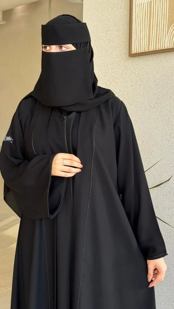 عباية بتطريز اسود