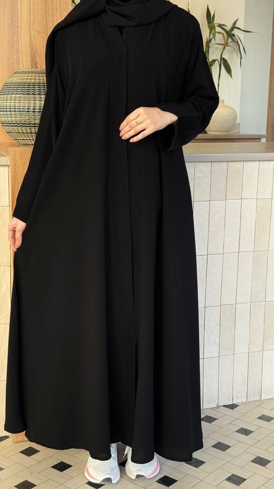 عبايه سوداء مزخرفه
