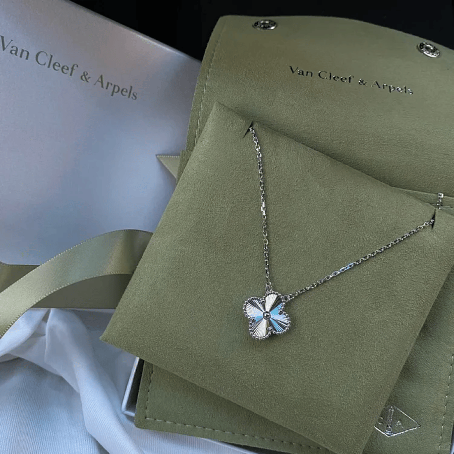 طقم "Sweet Hearts" من "Van Cleef & Arpels" مكون من قطعتين [ أقراط + قلادة ]
