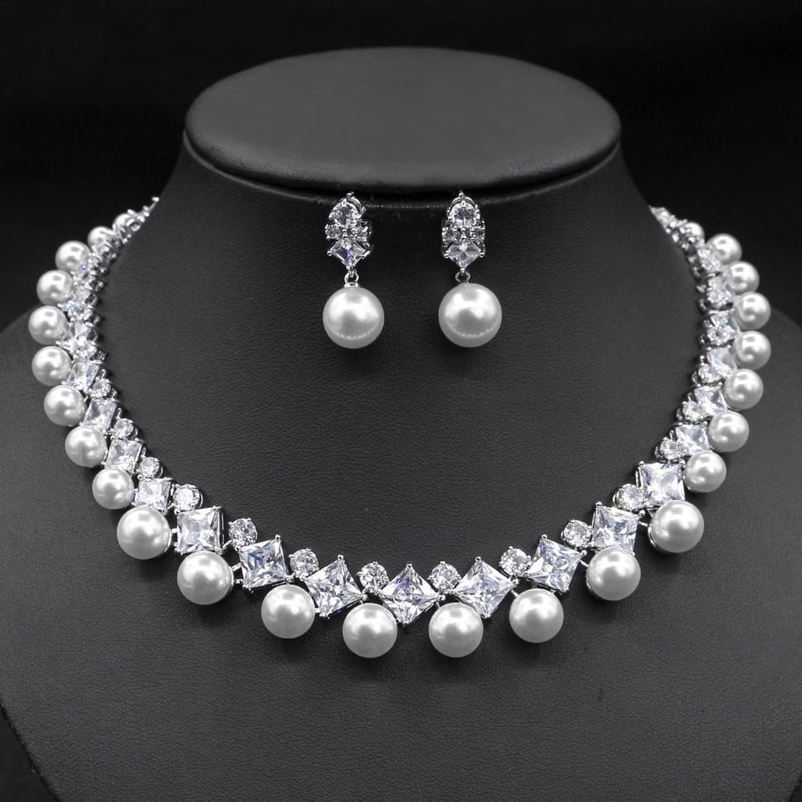 Zirconia pearl necklace and earrings set