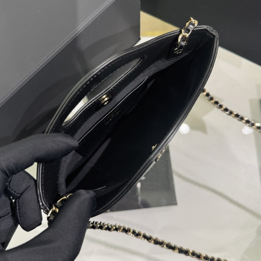 Chanel 17.5x20.5x3.5cm