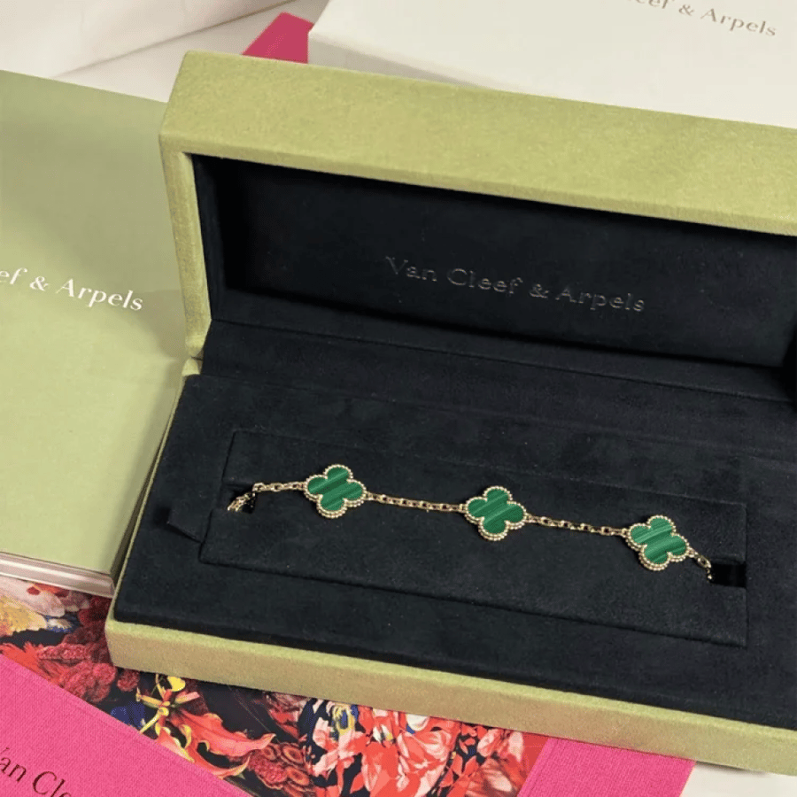 طقم "Sweet Hearts" من "Van Cleef & Arpels" مكون من قطعتين [ سوار + قلادة ]
