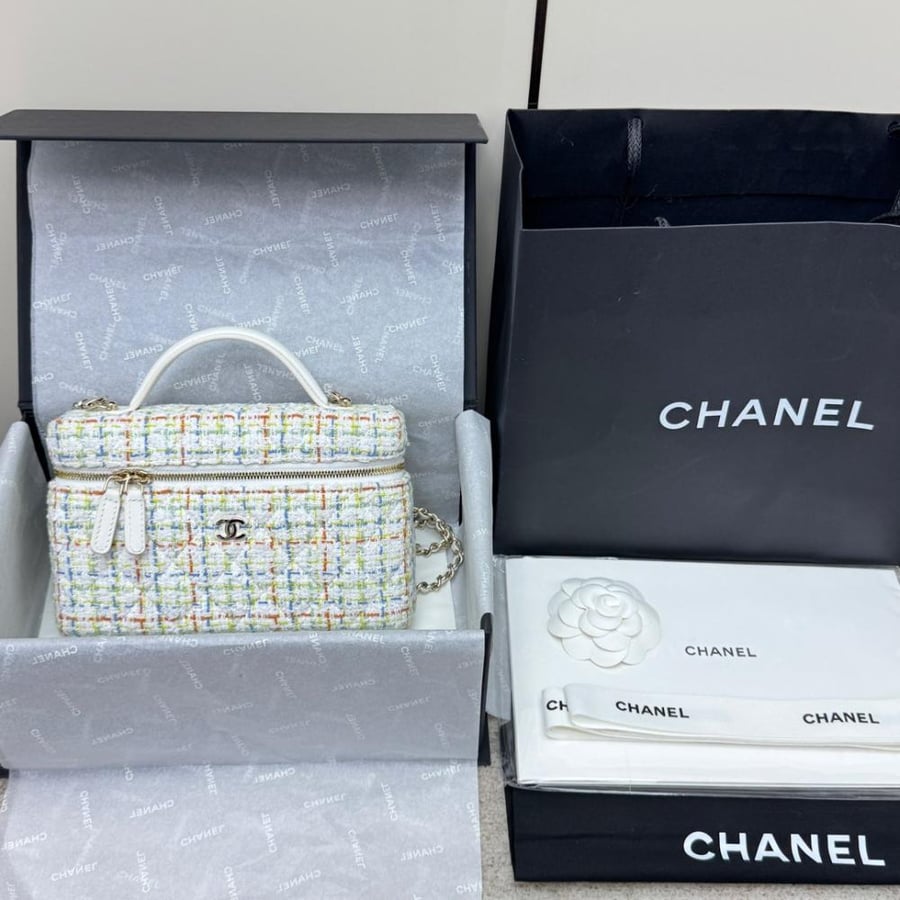 Chanel 25c lp white, size:19.5*5*17cm