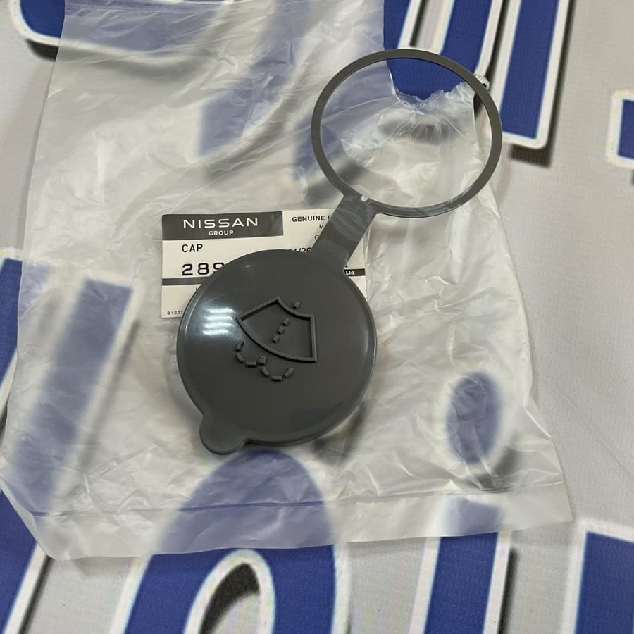 Wiper fluid reservoir cover (Dodge Ram - Patrol)