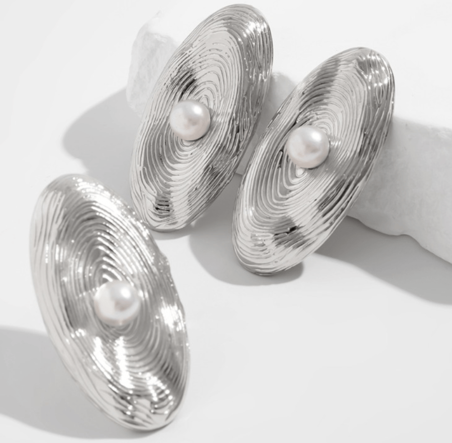 A maze design silver set