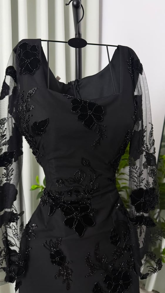 فستان سهرة أسود بورود مخملية وأكمام تل