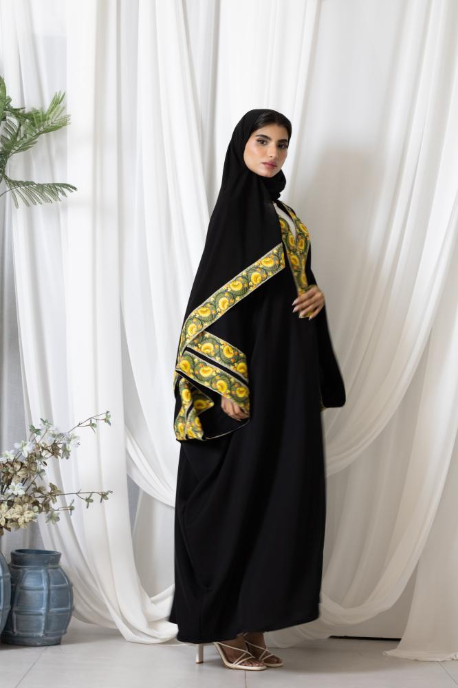 عباءة مطرزة بخيوط ملونة