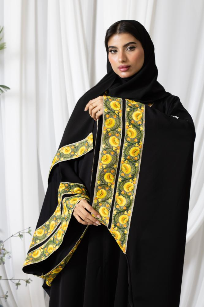 عباءة مطرزة بخيوط ملونة